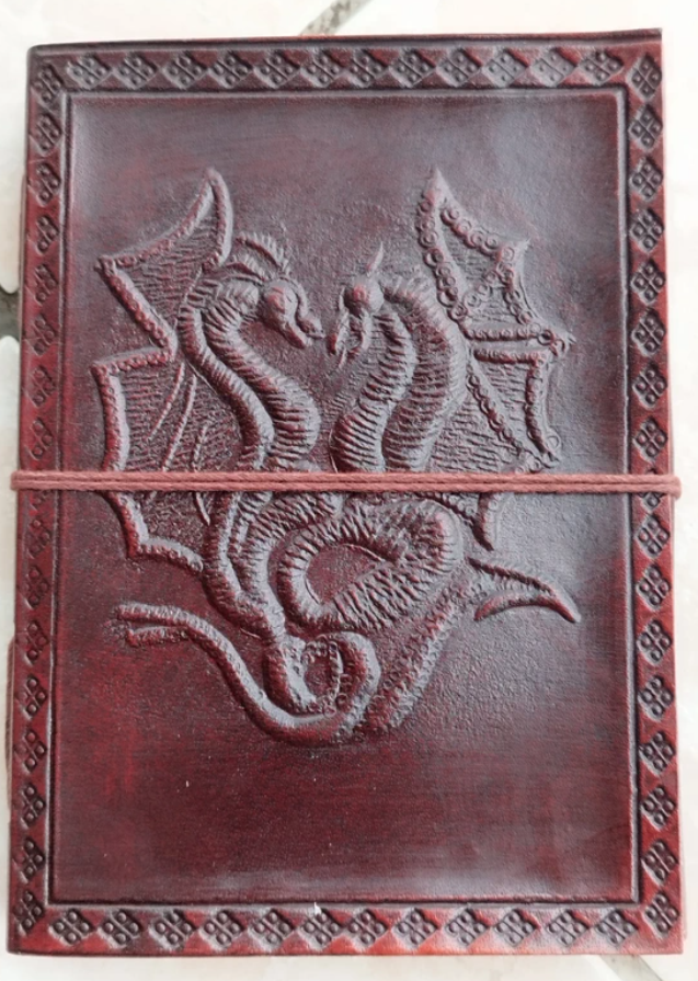 carnet-en-cuir-artisanal-dragons-grimoire-livre-dessin-note-voyage