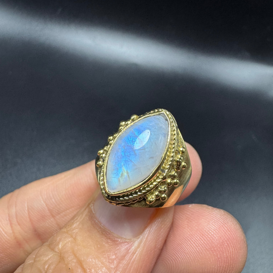 Bague indienne orné d’une pierre de lune authentique
