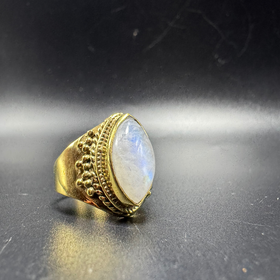 Bague indienne orné d’une pierre de lune authentique