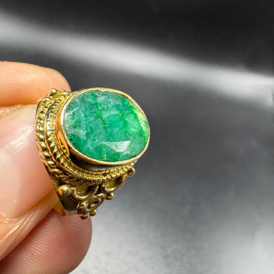 Bague indienne orné d’une émeraude