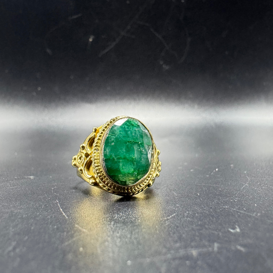 Bague indienne orné d’une émeraude