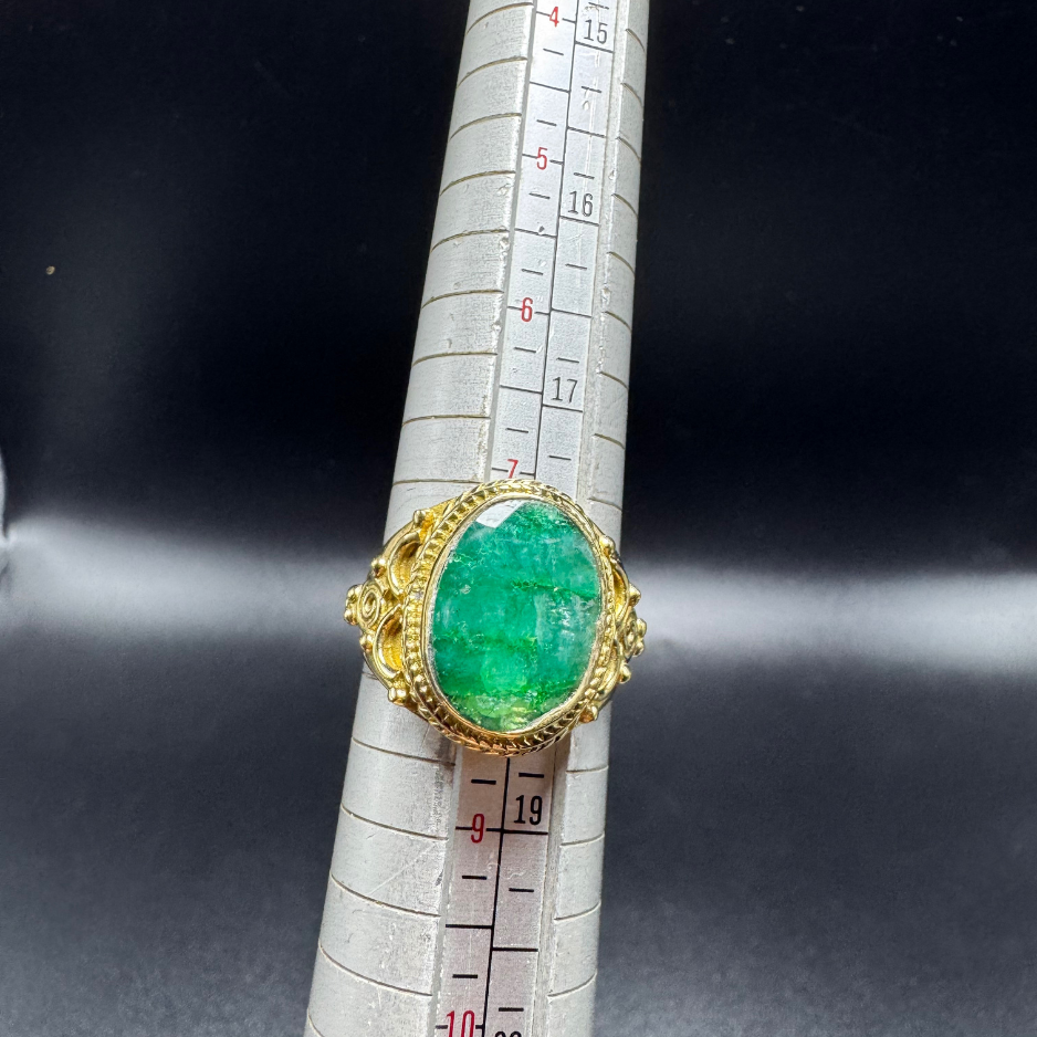 Bague indienne orné d’une émeraude