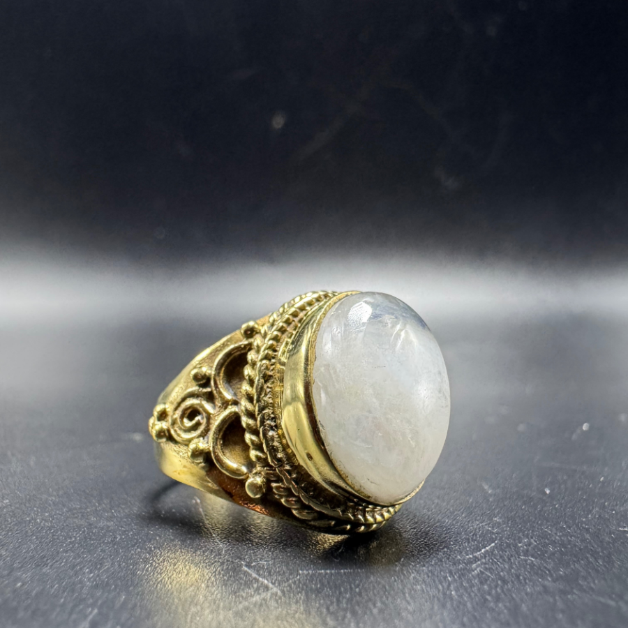 Bague indienne orné d’une pierre de lune
