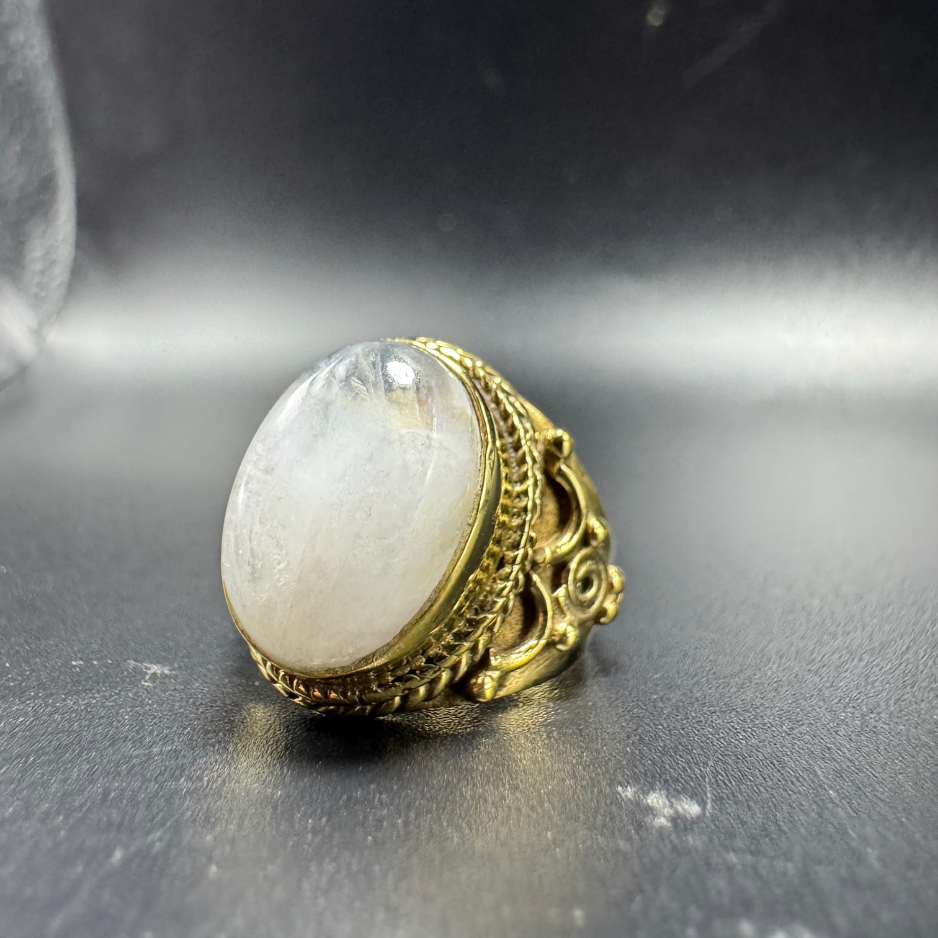 Bague indienne orné d’une pierre de lune