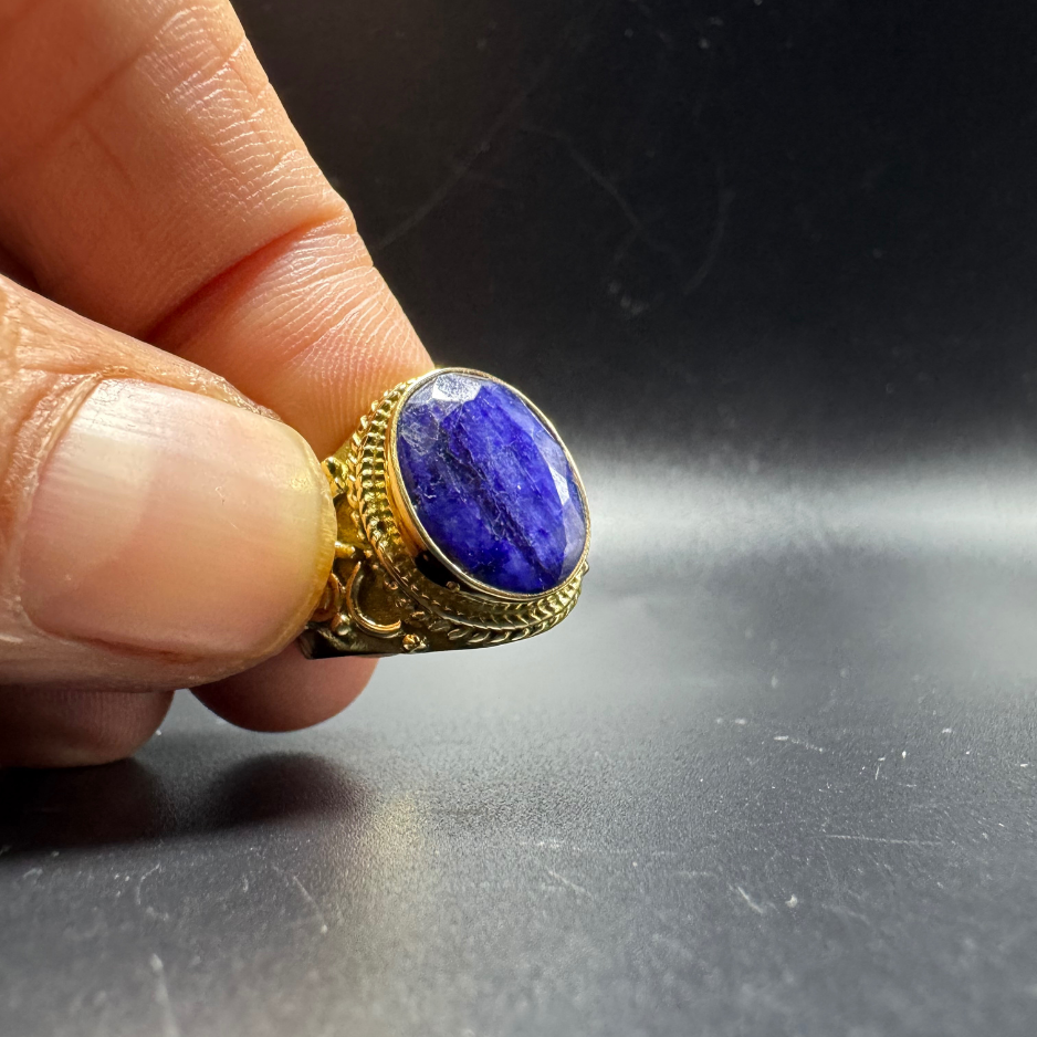 Bague indienne orné d’un saphir