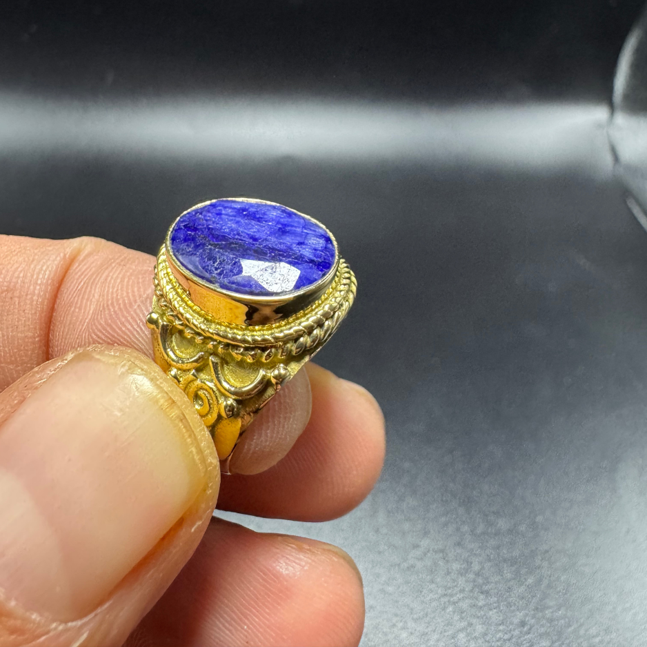 Bague indienne orné d’un saphir