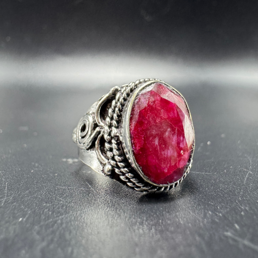 Bague indienne orné d’un rubis