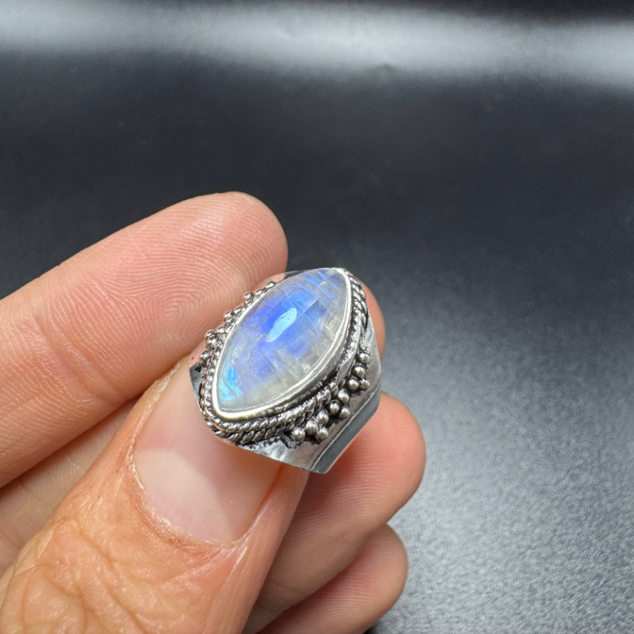 Bague indienne orné d’une pierre de lune