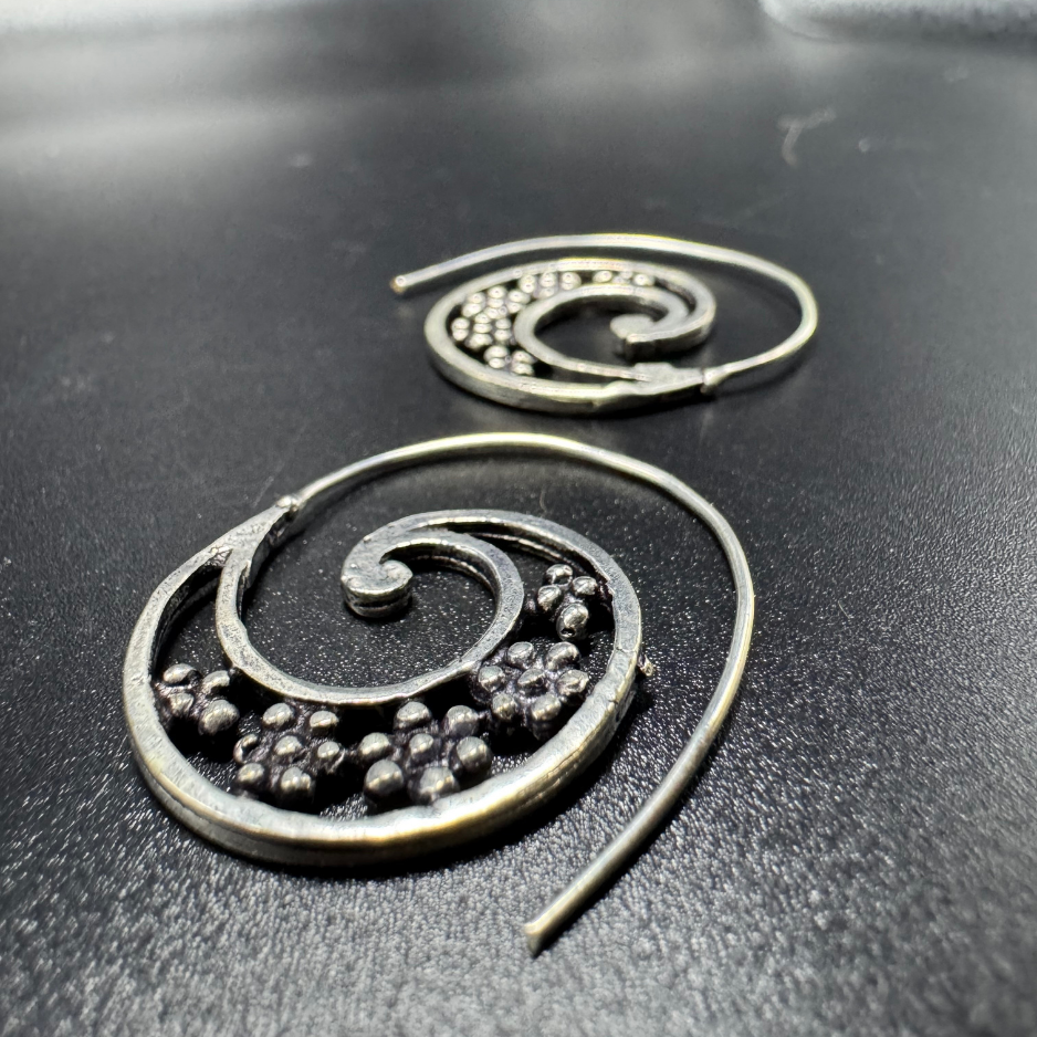 Boucles d'oreilles indiennes artisanales argentées