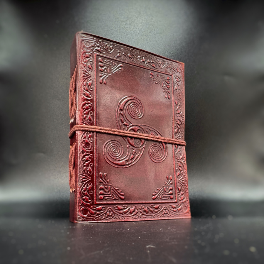 Carnet en cuir fait main motif triskel – Artisanat d’Inde