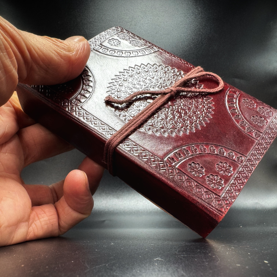 Carnet en cuir fait main motif triskel – Artisanat d’Inde