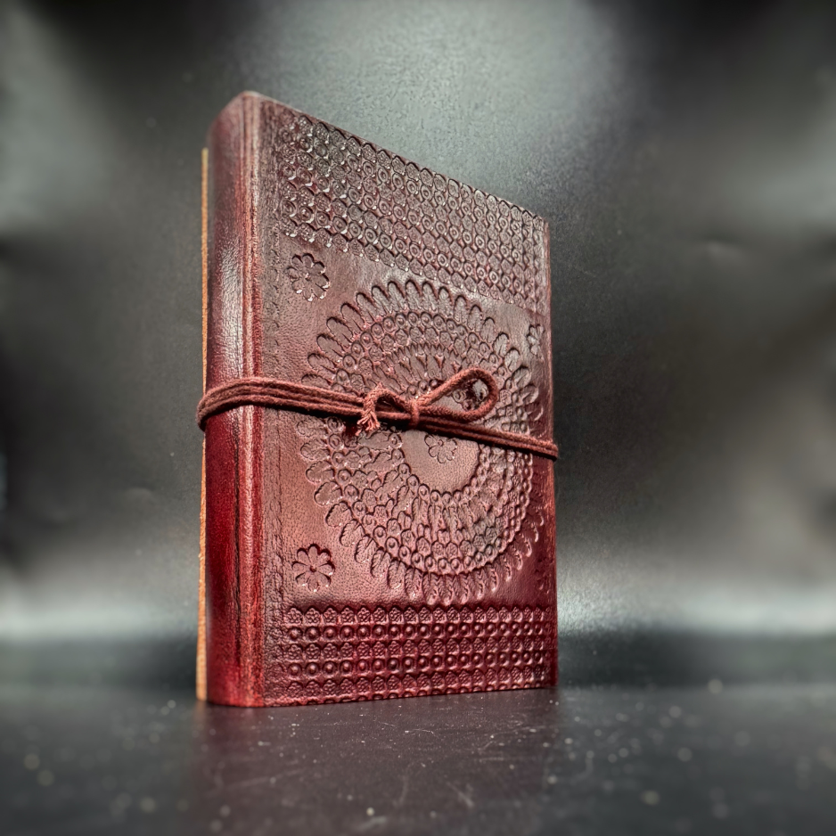 Carnet en cuir fait main motif triquetra – Artisanat d’Inde