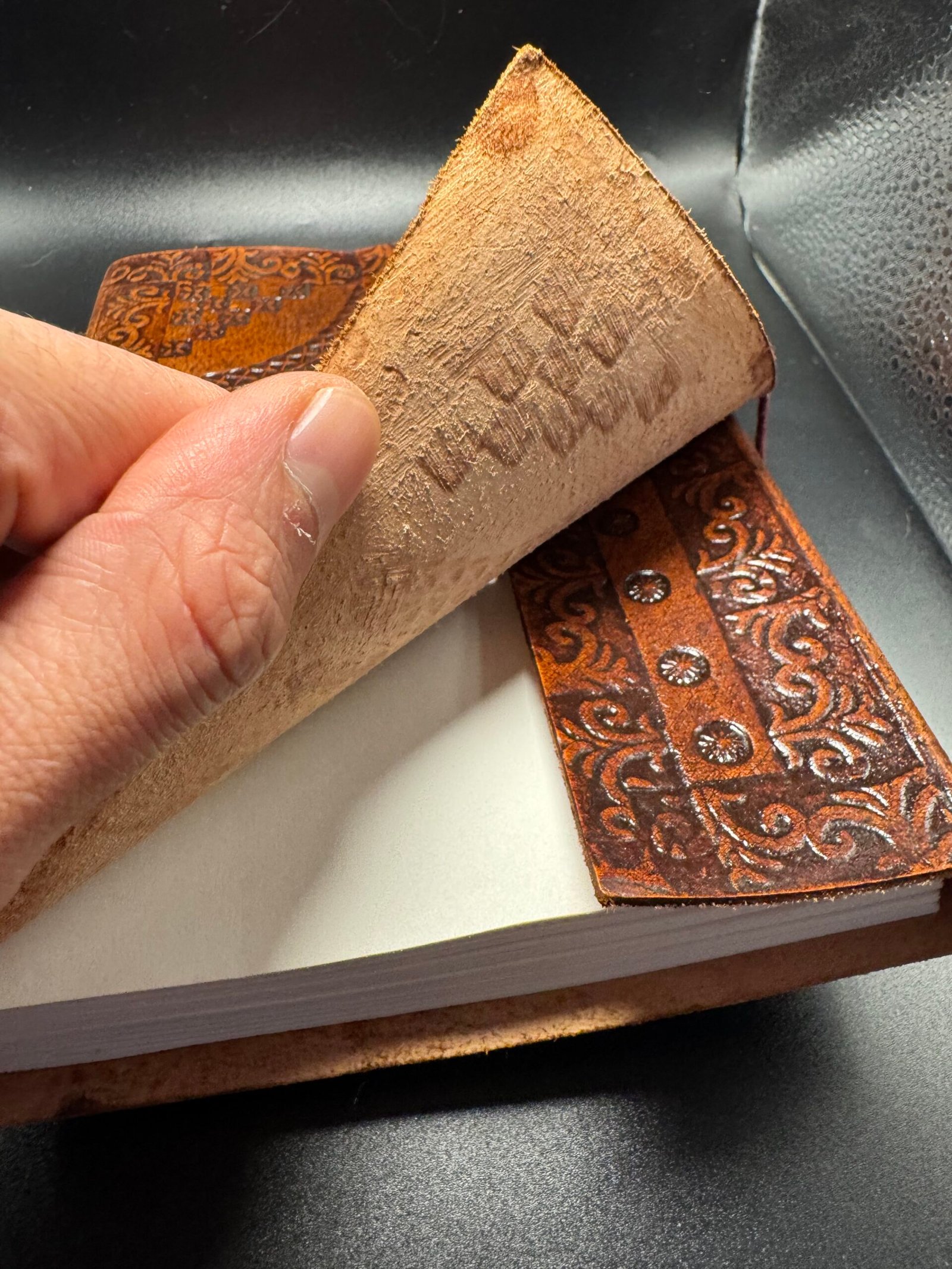 Carnet en cuir fait main avec pierre naturel – Artisanat d’Inde