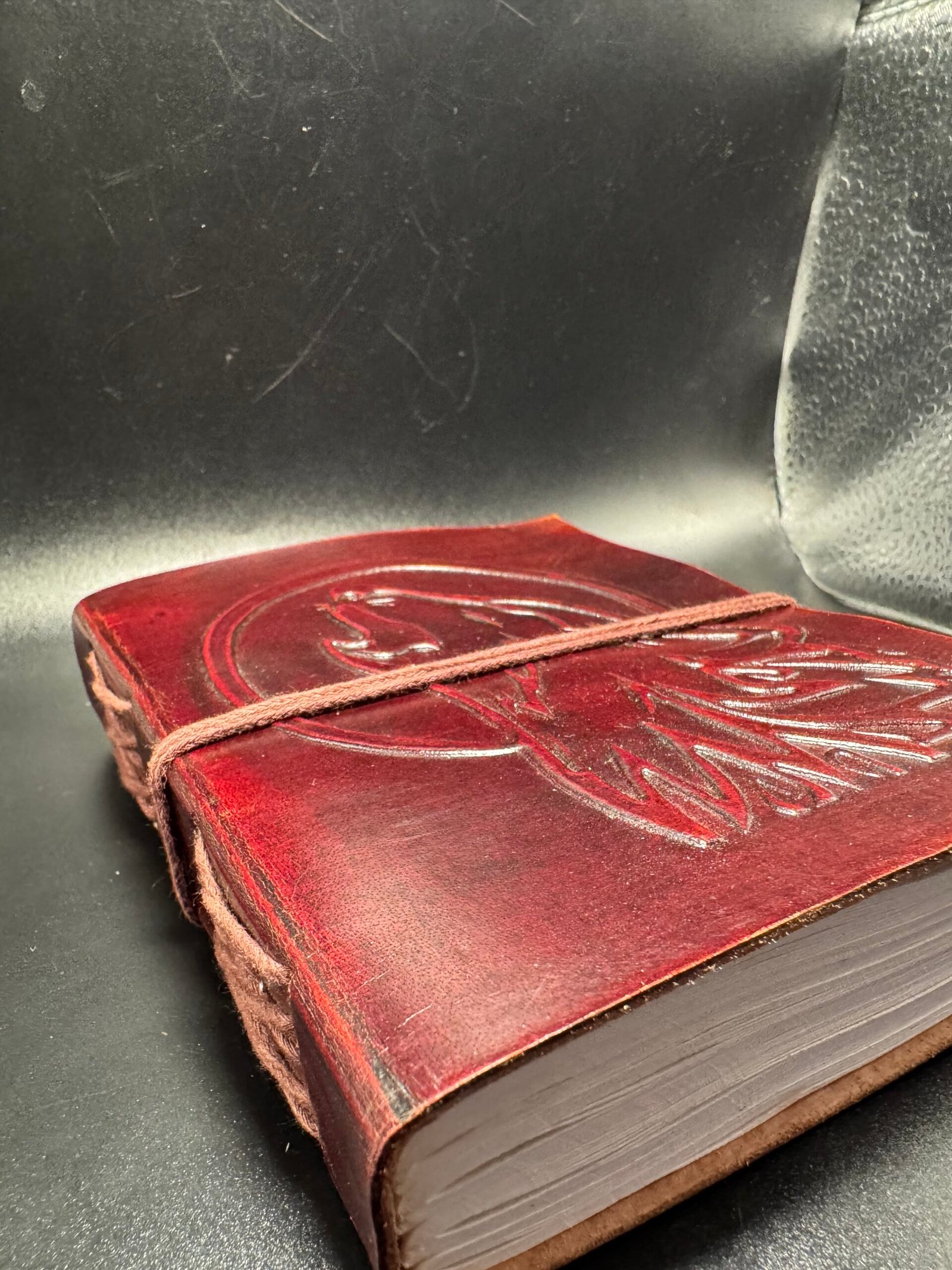 Carnet en cuir fait main motif loup – Artisanat d’Inde