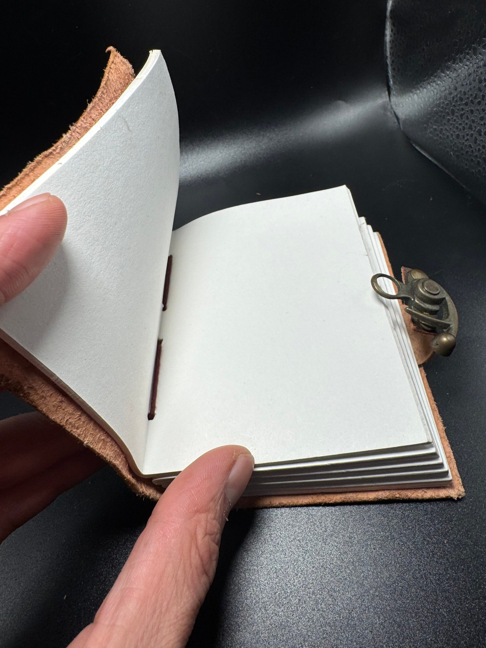 Carnet en cuir fait main avec pierre naturelle – Artisanat d’Inde