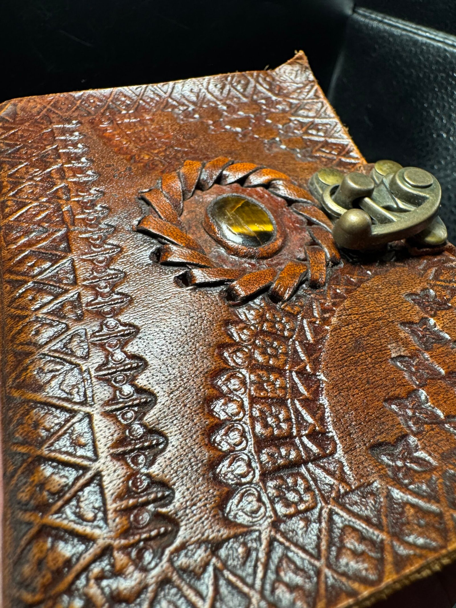 Carnet en cuir fait main avec pierre naturelle – Artisanat d’Inde