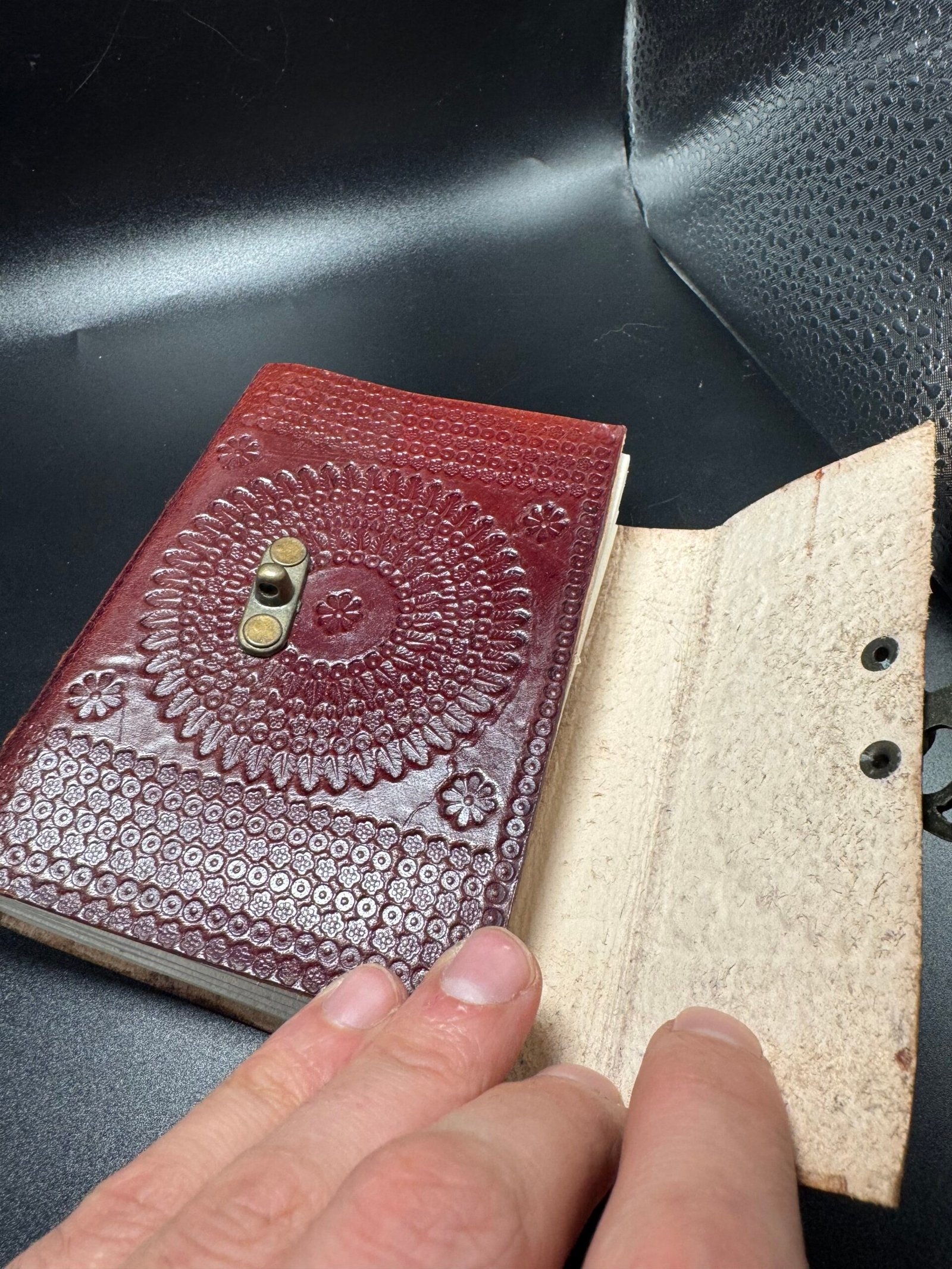 Carnet en cuir fait main avec motif mandala – Artisanat d’Inde