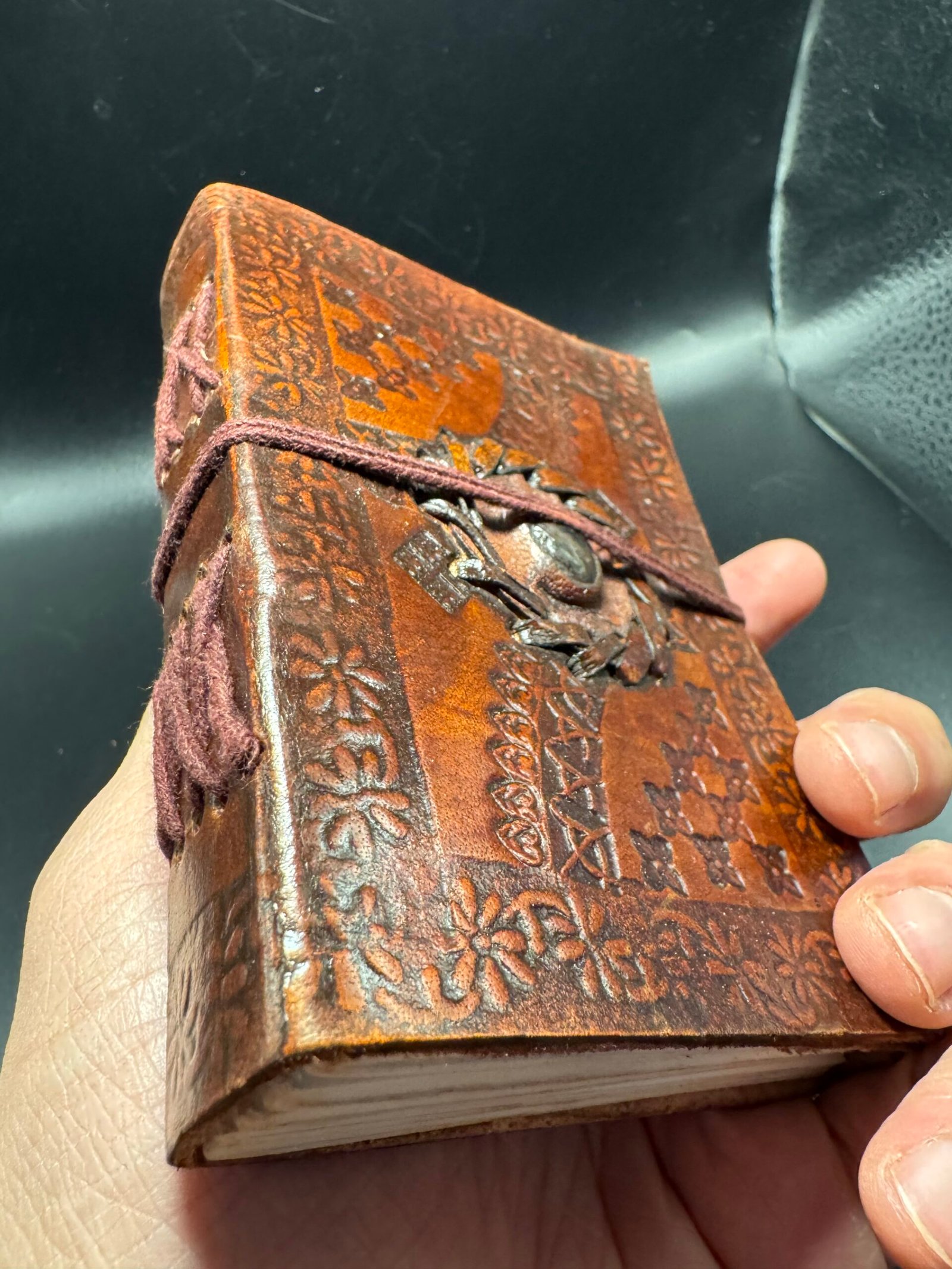 Carnet en cuir fait main avec pierre naturelle – Artisanat d’Inde