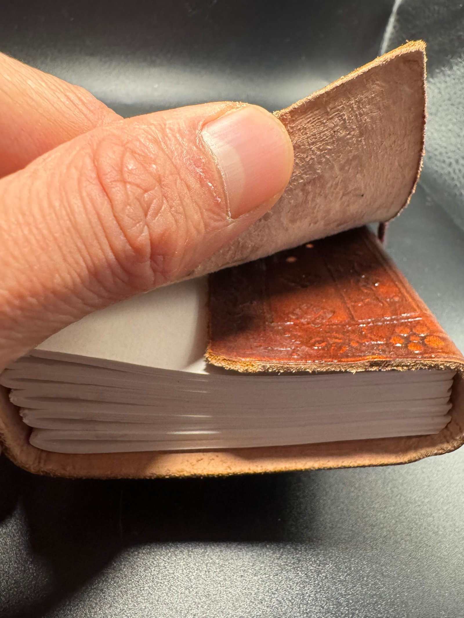 Carnet en cuir fait main avec pierre naturelle – Artisanat d’Inde