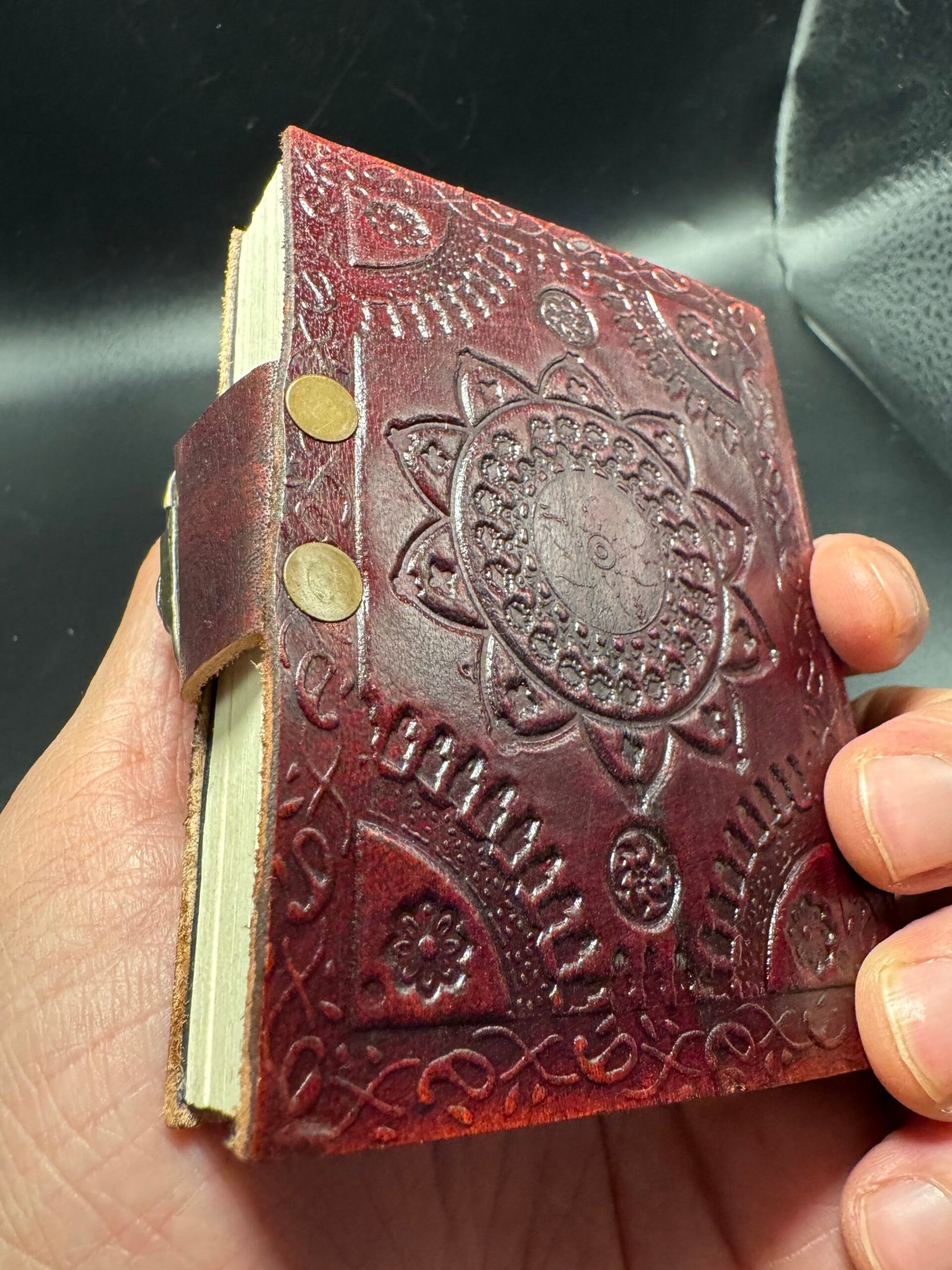 Carnet en cuir motif dragons avec fermoir