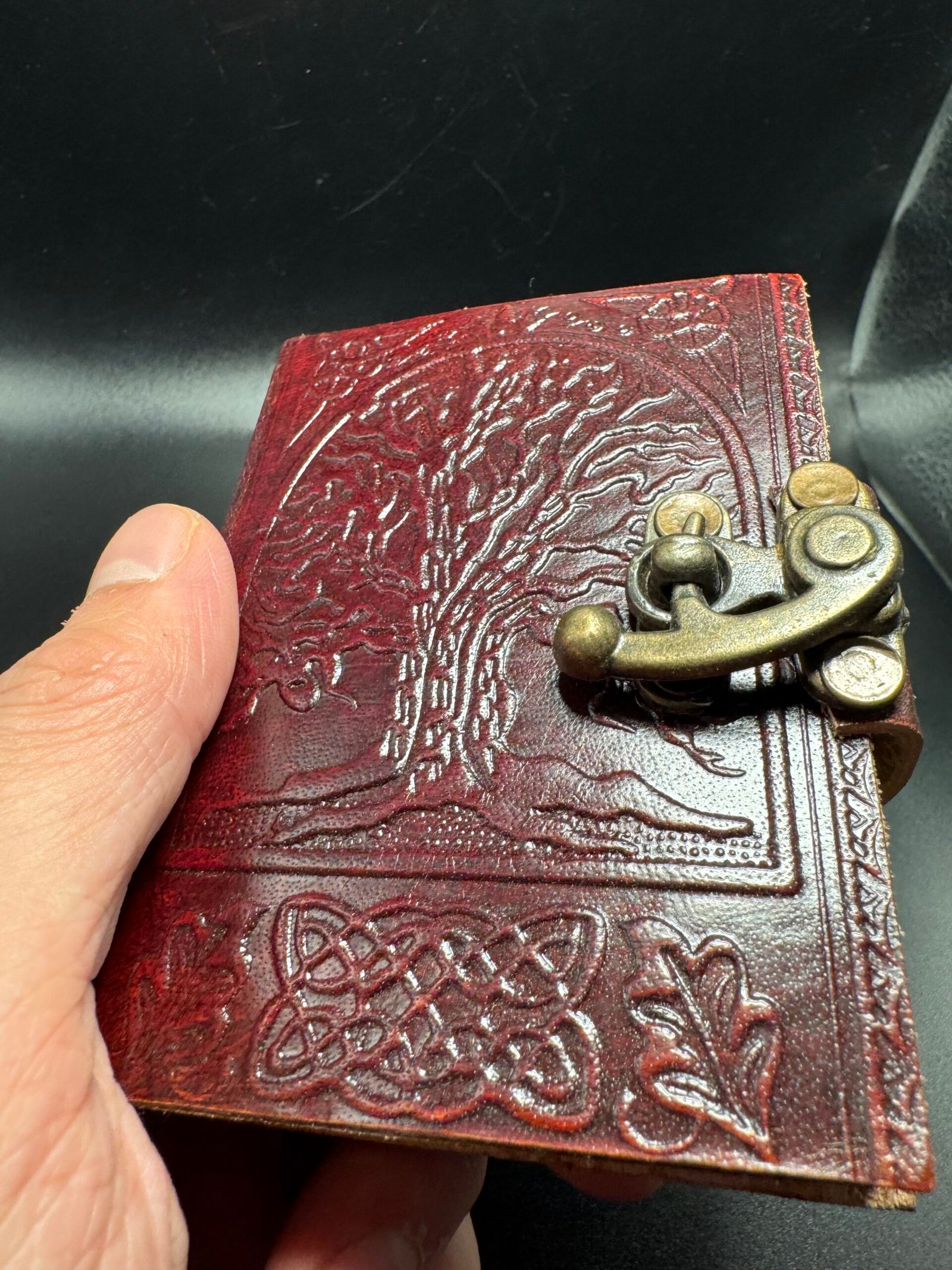 Carnet en cuir 10x8 fait main en Inde - grimoire fermoir