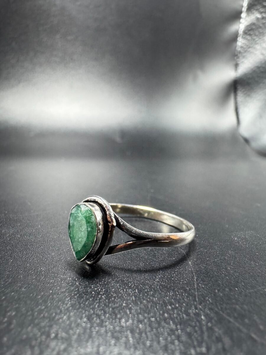 Bague indienne orné d’une émeraude