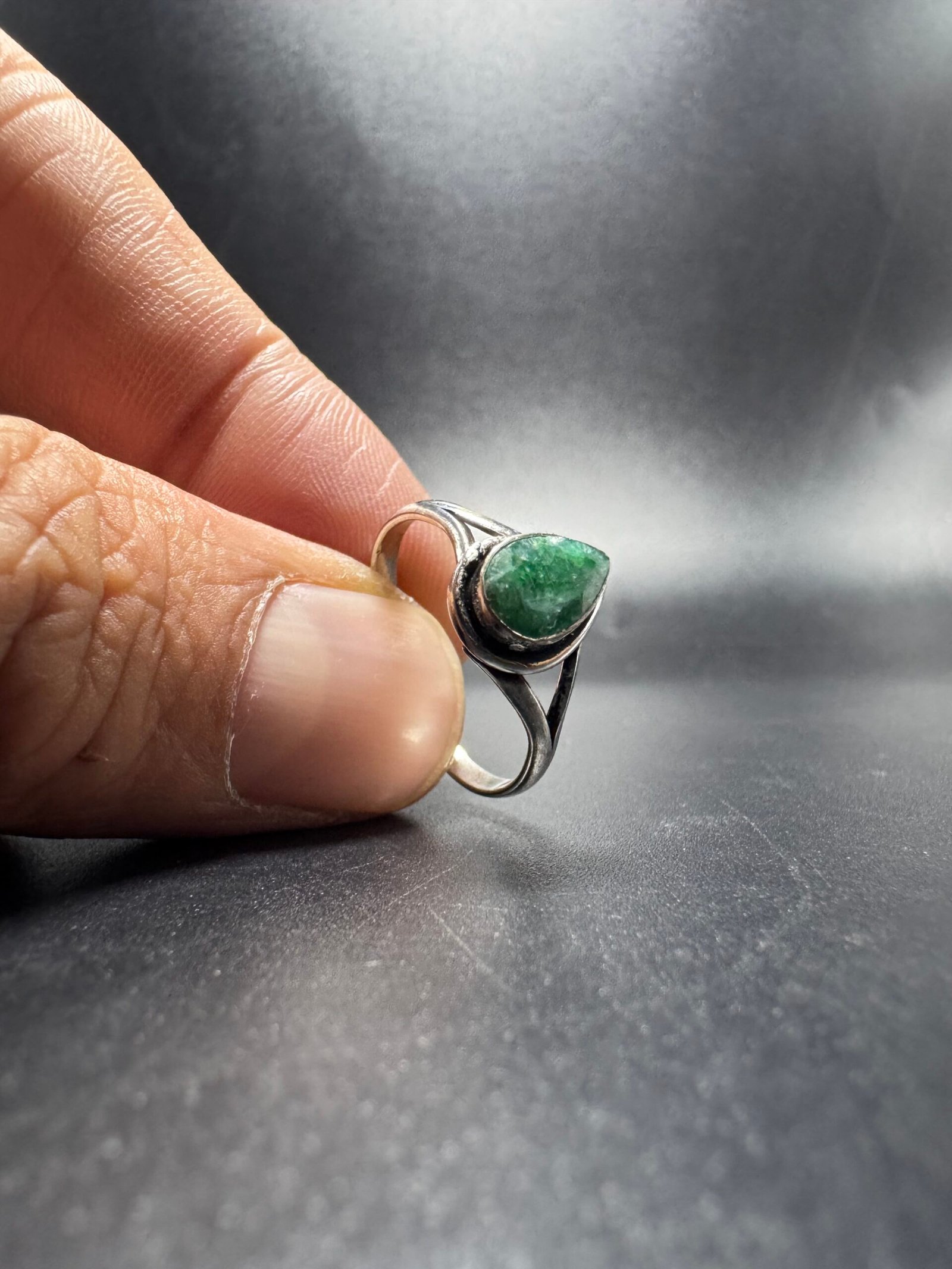 Bague indienne orné d’une émeraude