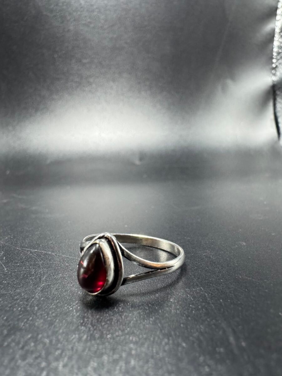Bague indienne orné d’un grenat
