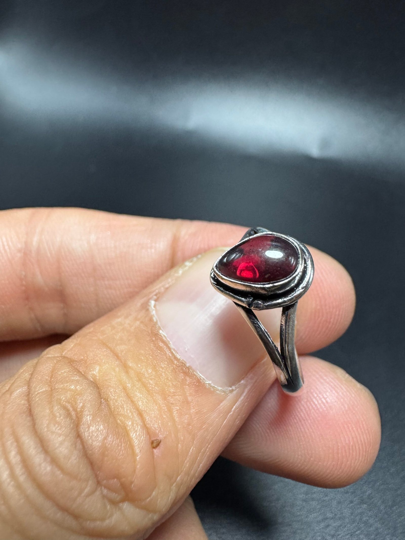 Bague indienne orné d’un grenat