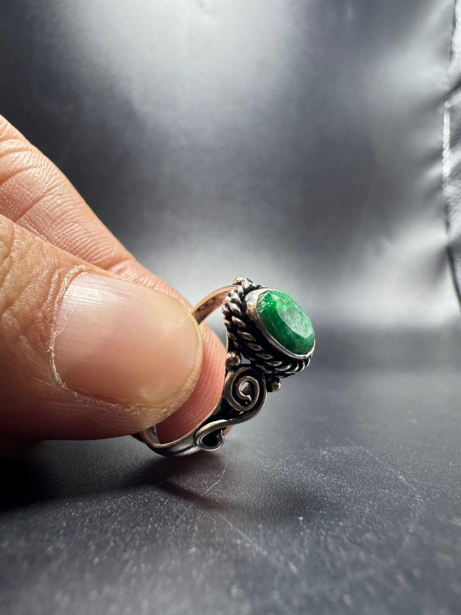 Bague indienne orné d’une émeraude