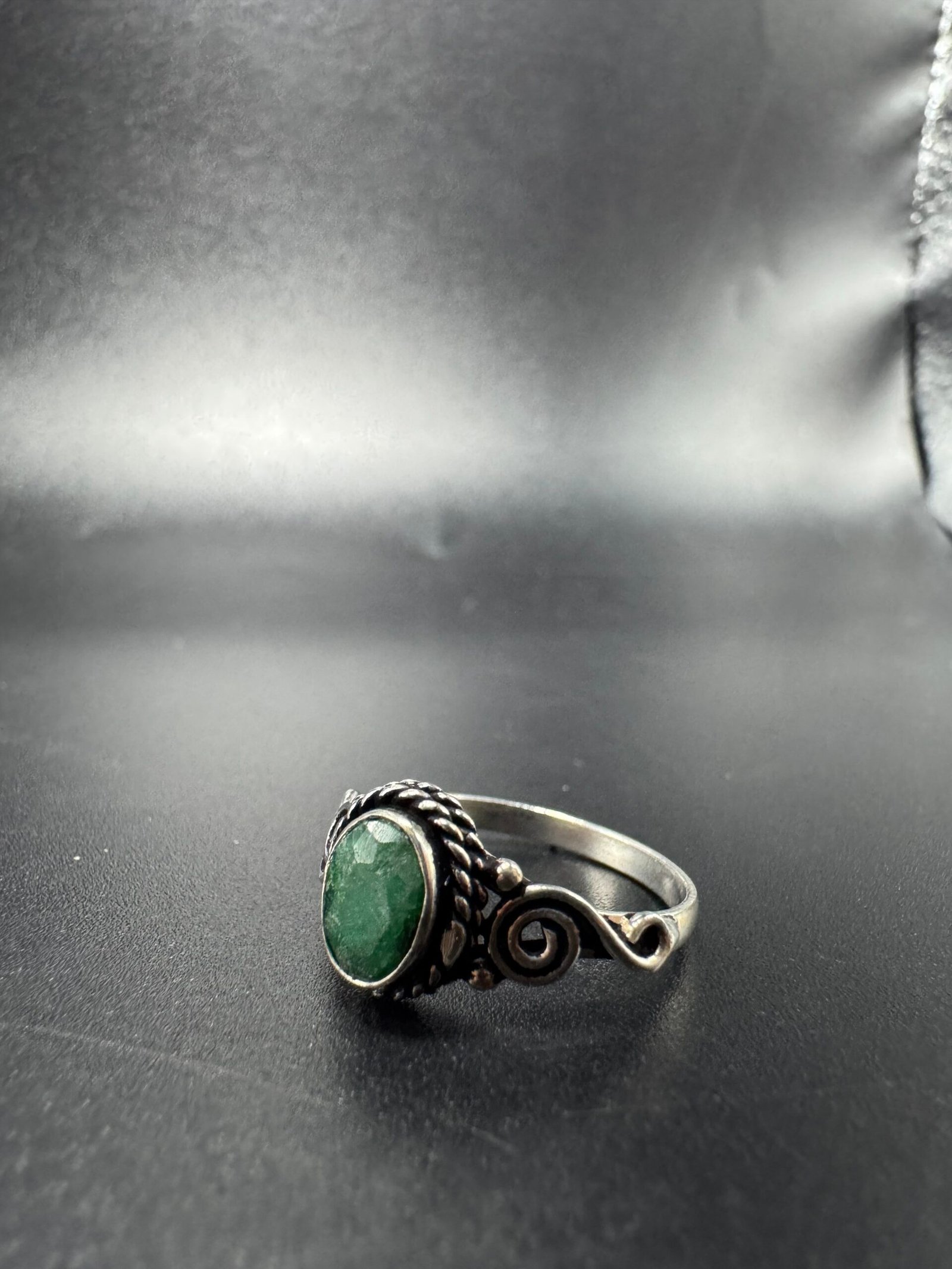 Bague indienne orné d’une émeraude