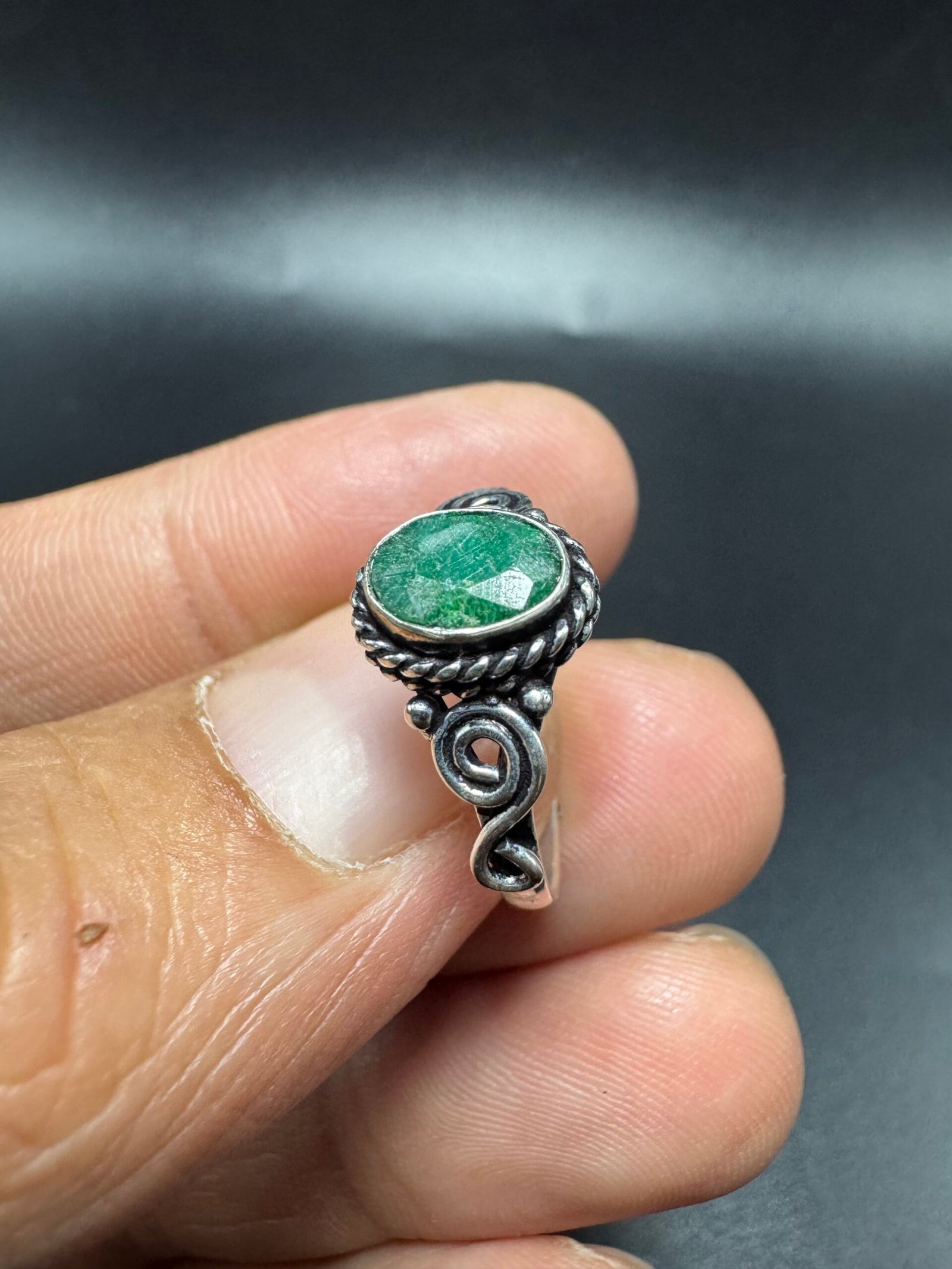 Bague indienne orné d’une émeraude
