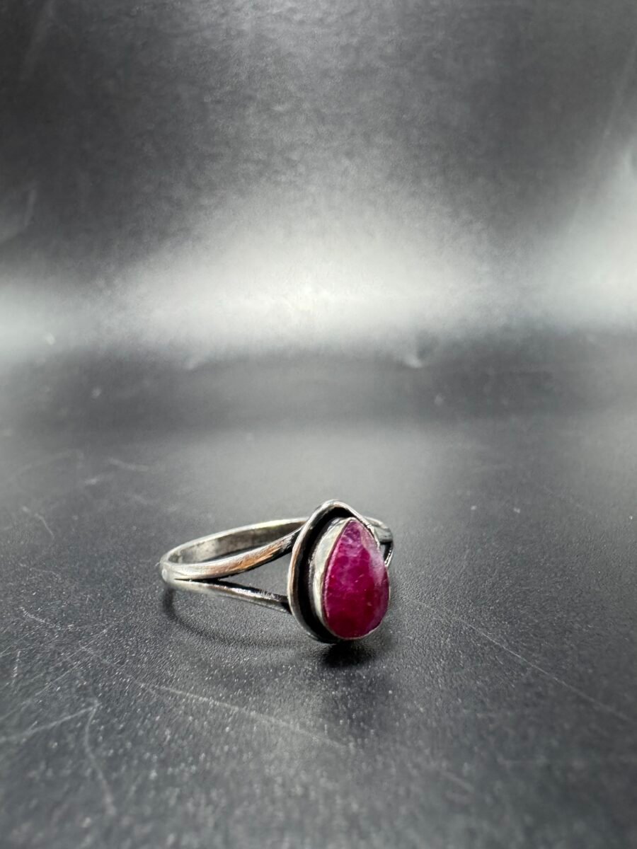 Bague indienne orné d’un rubis