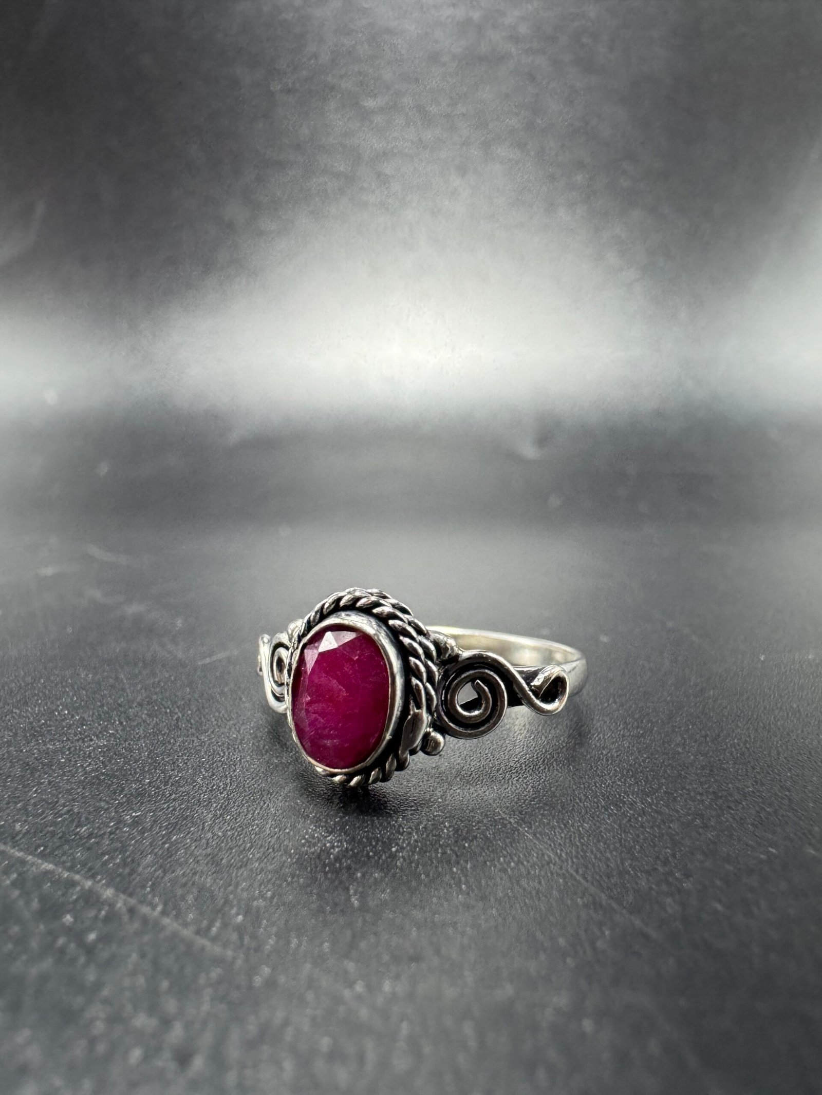 Bague indienne orné d’un rubis