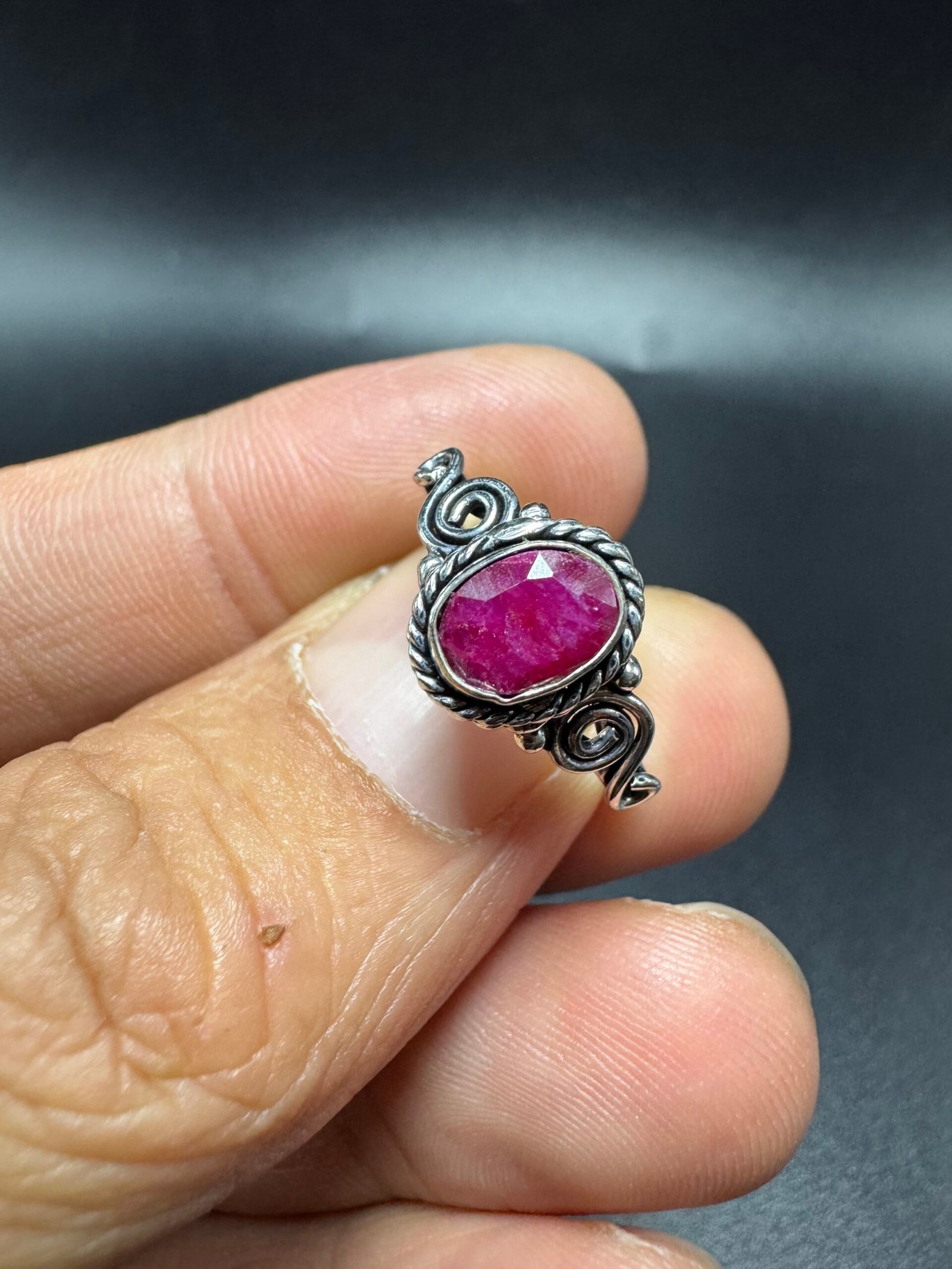 Bague indienne orné d’un rubis