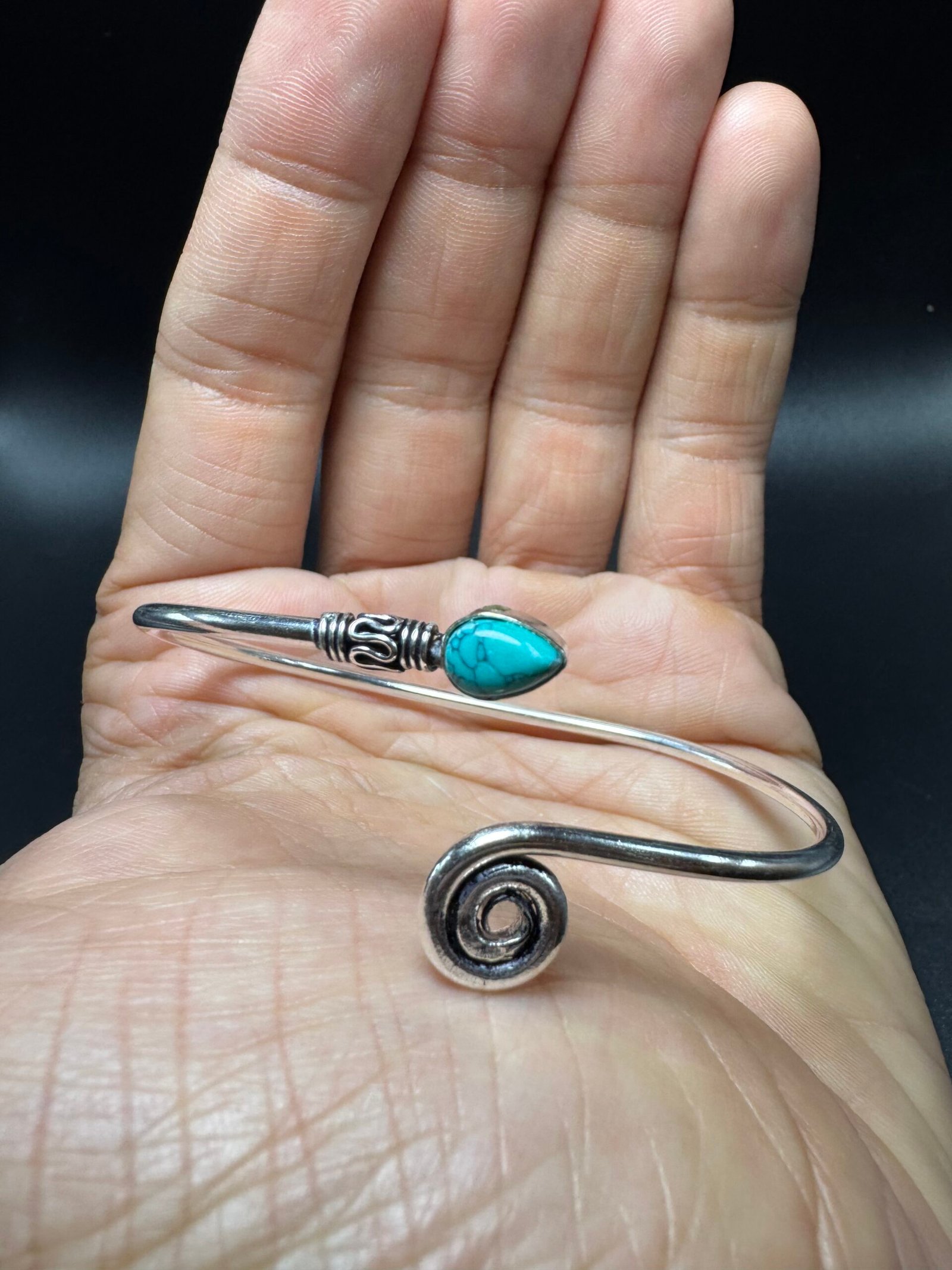 Jonc spirale orné d’une turquoise
