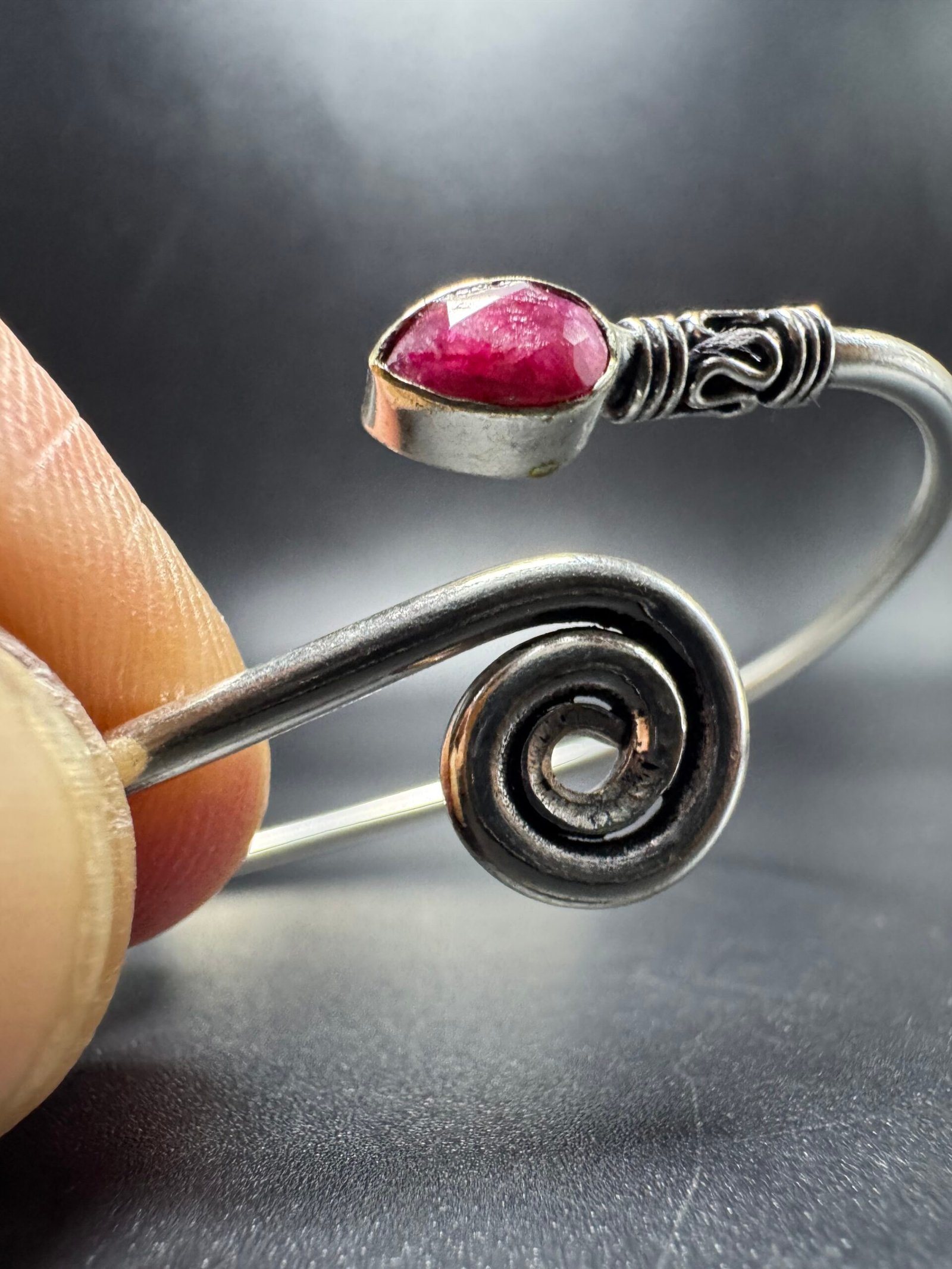 Jonc spirale orné d’un rubis