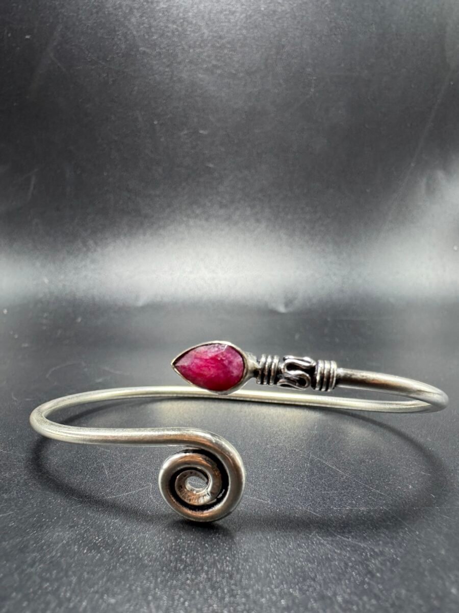 Jonc spirale orné d’un rubis