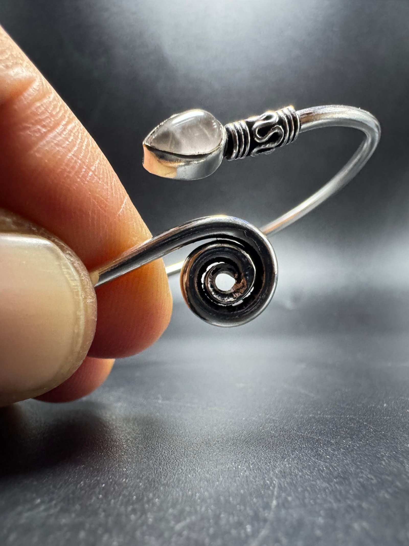Jonc spirale orné d’un quartz