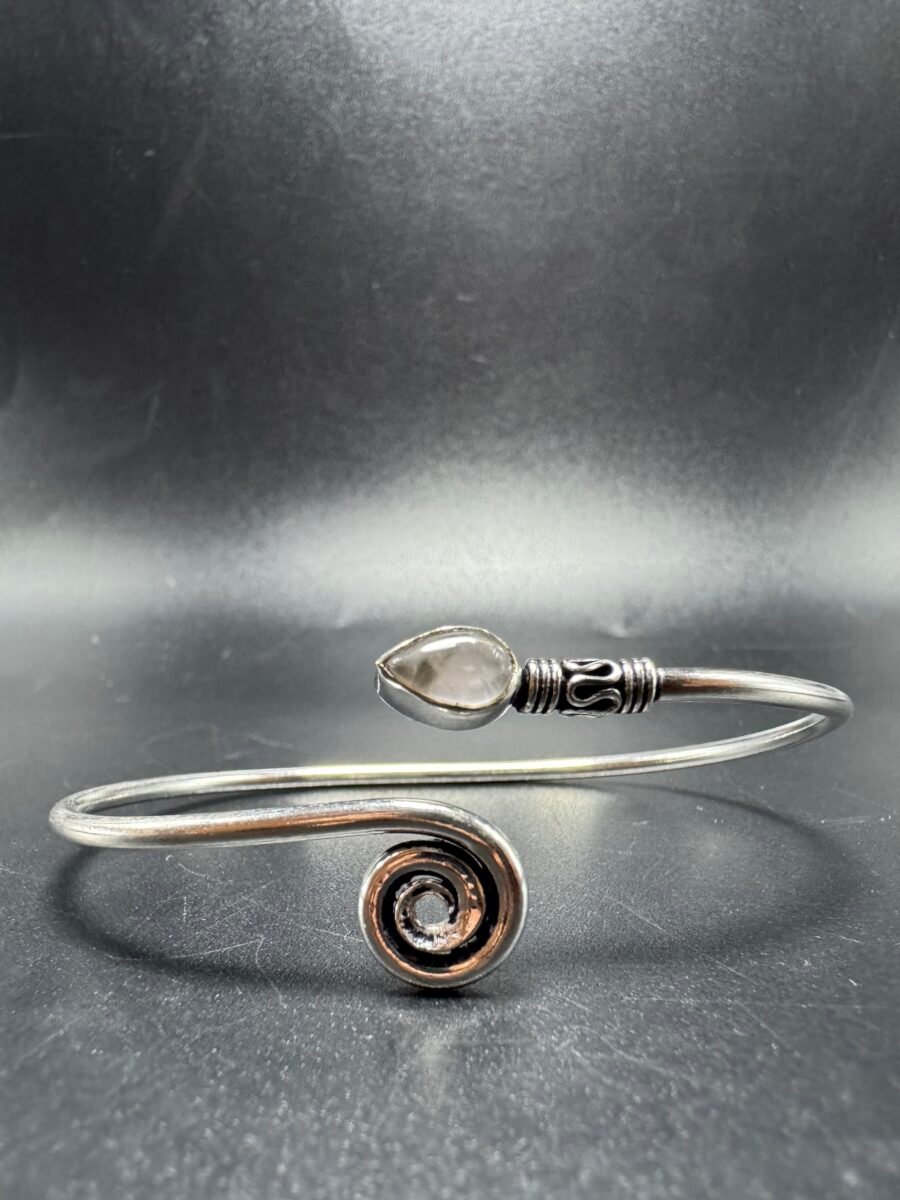 Jonc spirale orné d’un quartz